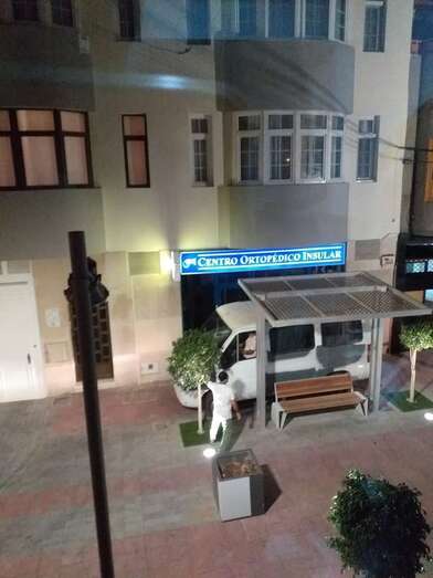 Una semana después de la presentación de las nuevas peatonalizaciones, el mobiliario urbano presenta ya desperfectos/TA.